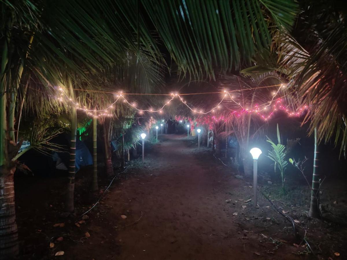 Whistling Waves Beach Resort Ānjarle Exterior foto