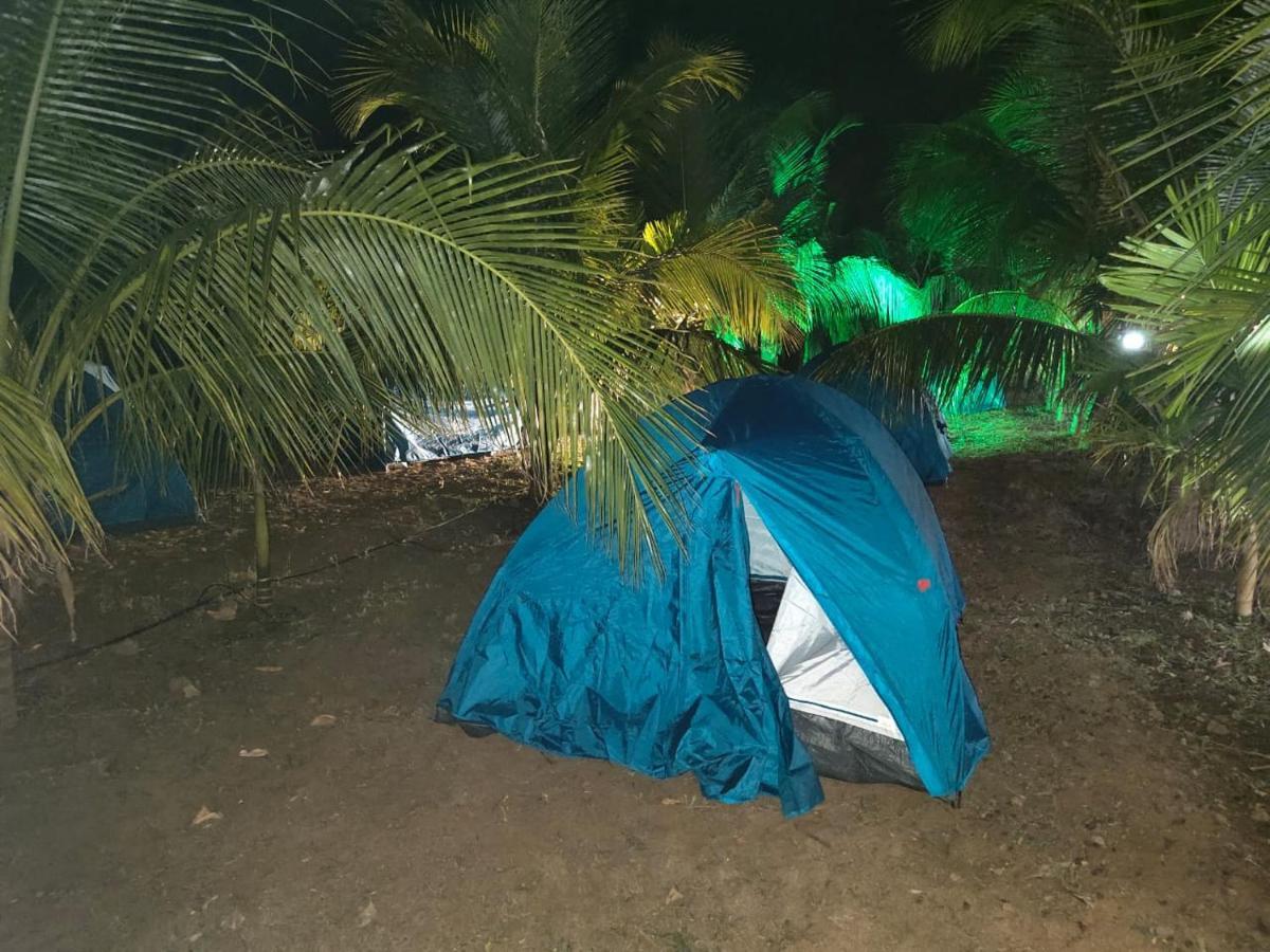 Whistling Waves Beach Resort Ānjarle Exterior foto