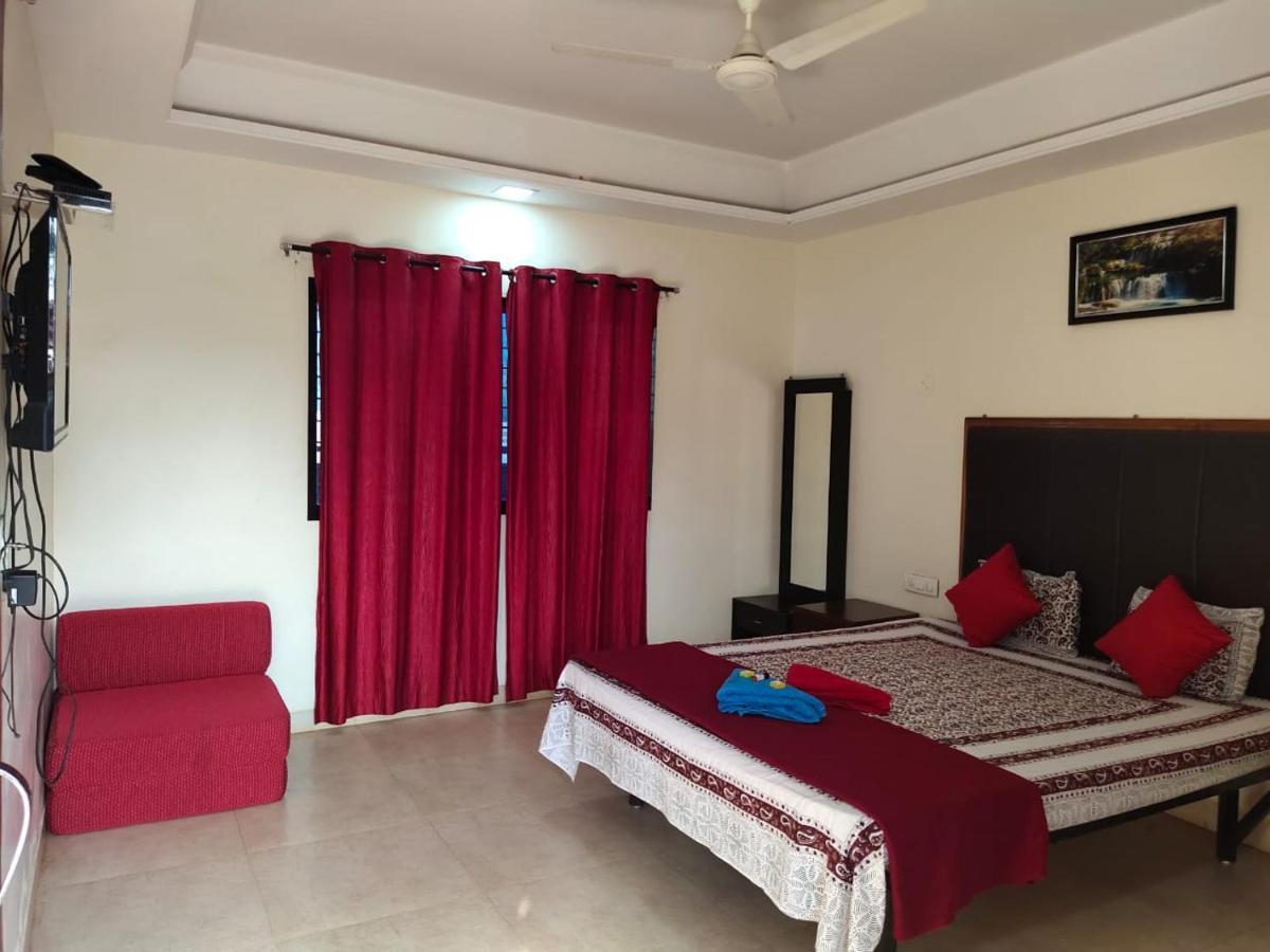 Whistling Waves Beach Resort Ānjarle Exterior foto