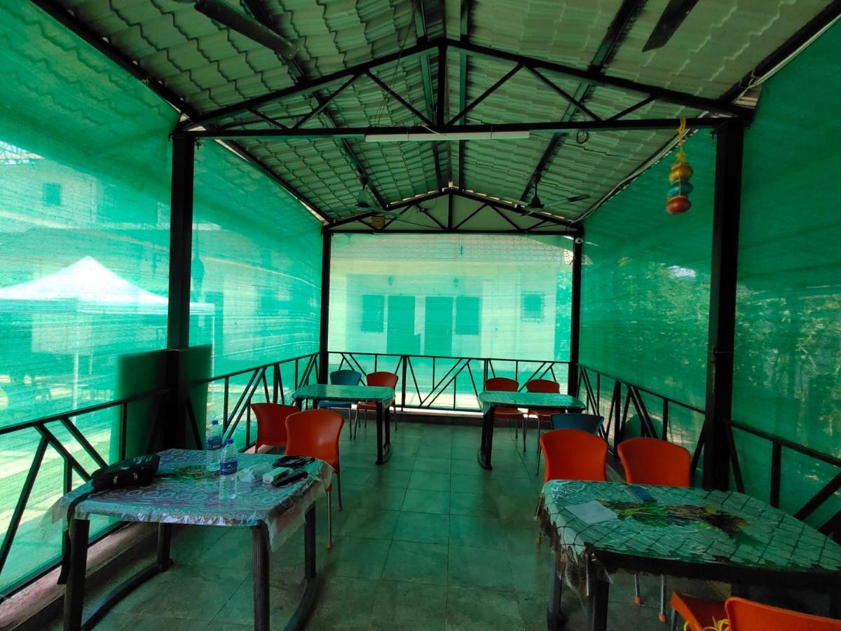 Whistling Waves Beach Resort Ānjarle Exterior foto