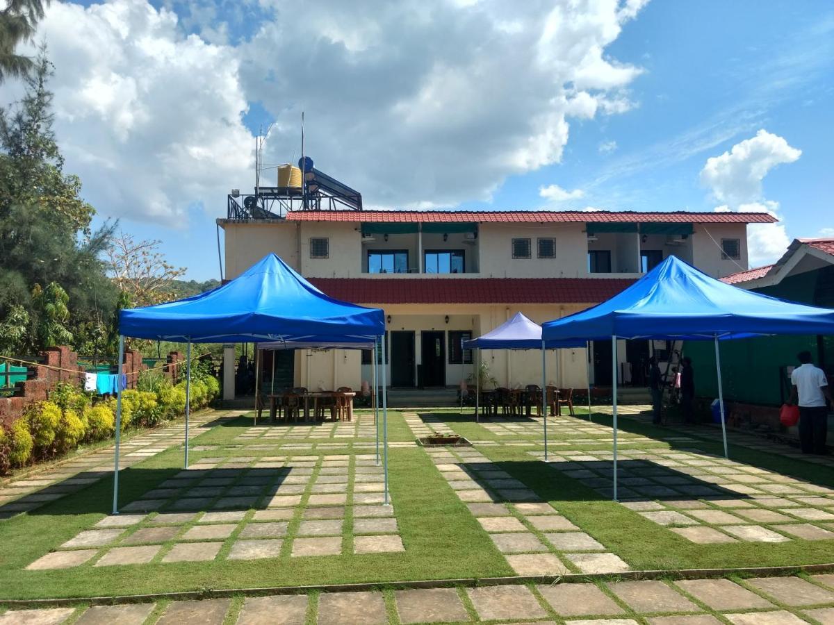 Whistling Waves Beach Resort Ānjarle Exterior foto