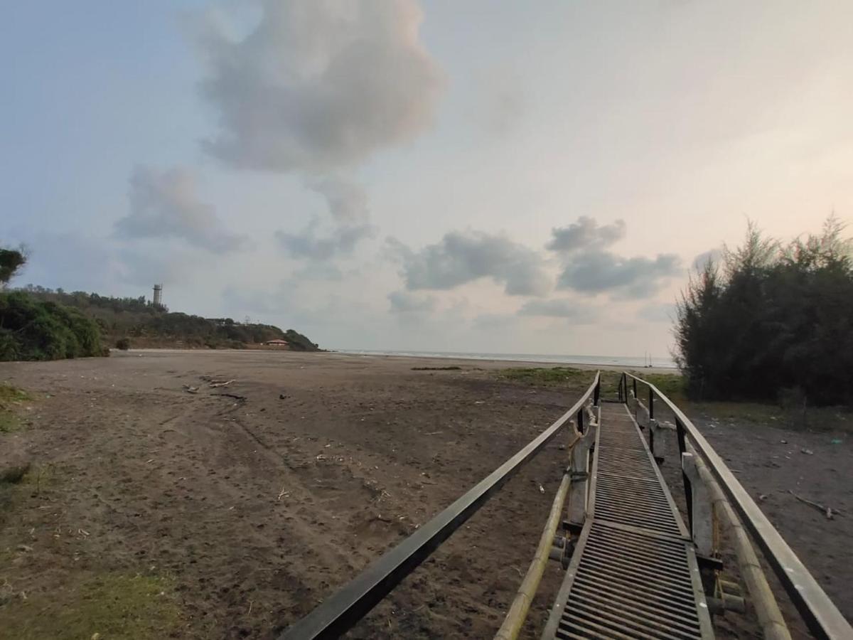 Whistling Waves Beach Resort Ānjarle Exterior foto