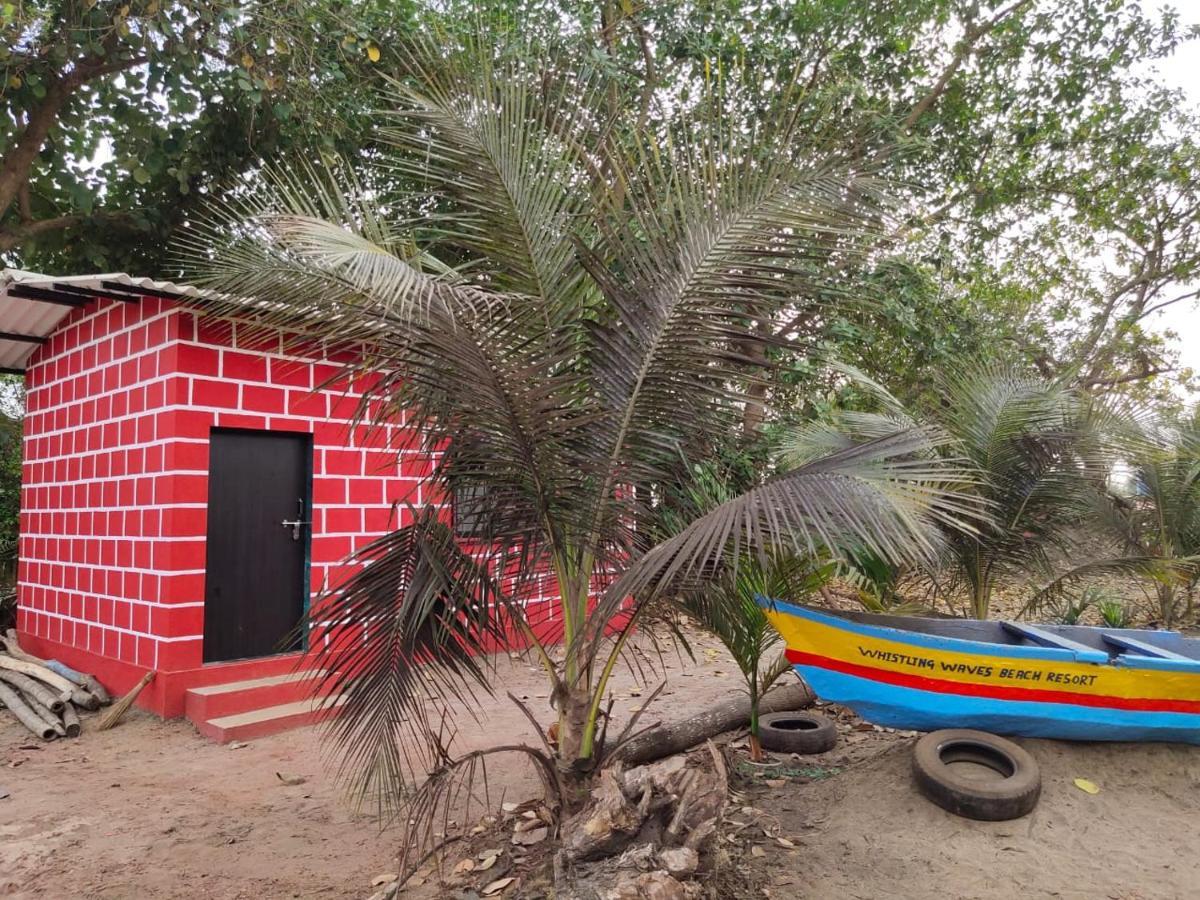 Whistling Waves Beach Resort Ānjarle Exterior foto
