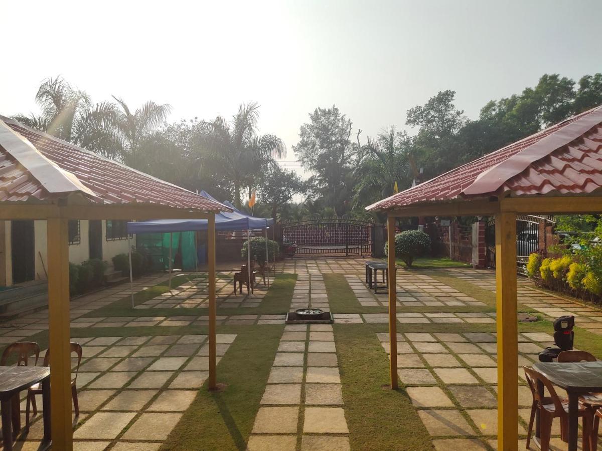 Whistling Waves Beach Resort Ānjarle Exterior foto