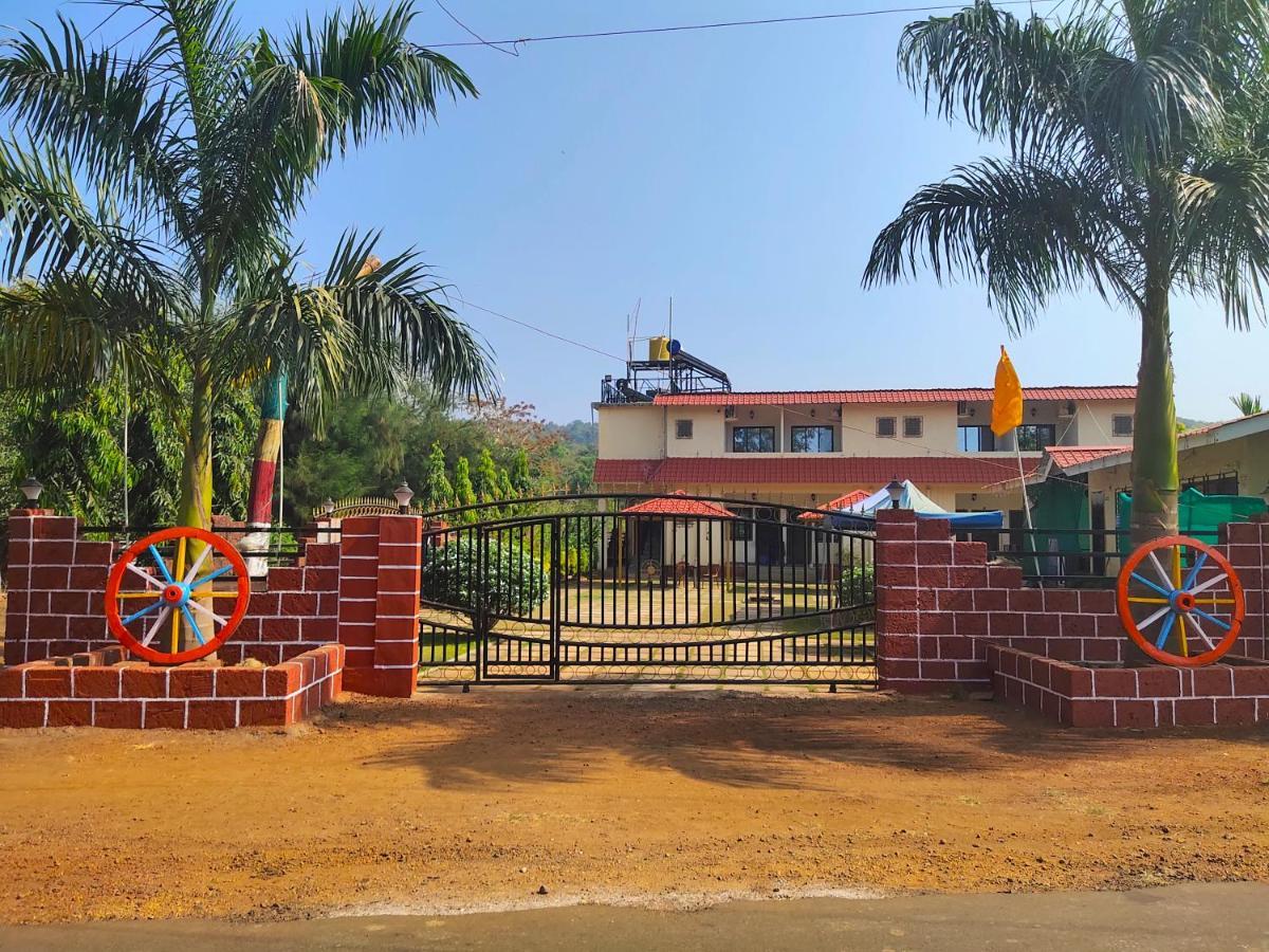 Whistling Waves Beach Resort Ānjarle Exterior foto