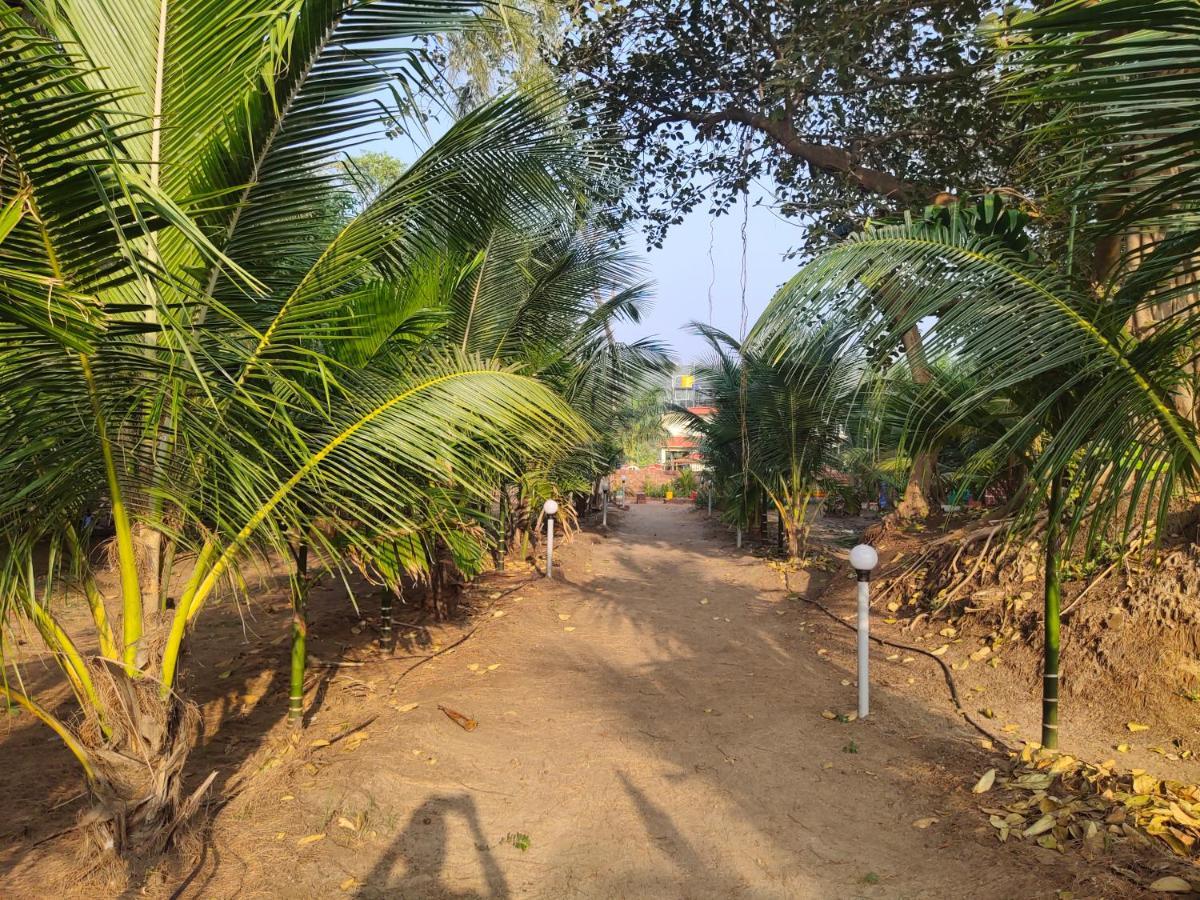 Whistling Waves Beach Resort Ānjarle Exterior foto