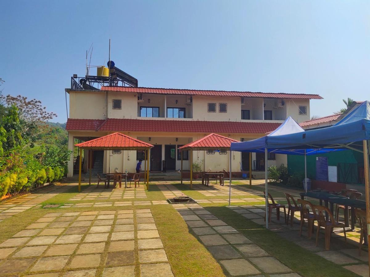 Whistling Waves Beach Resort Ānjarle Exterior foto